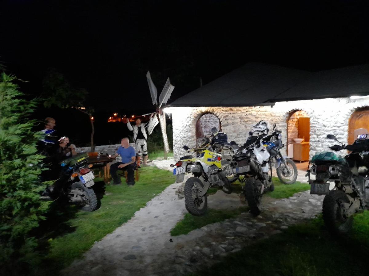 Windmill Shkodra Gesthouse Camping & Grill Luaran gambar